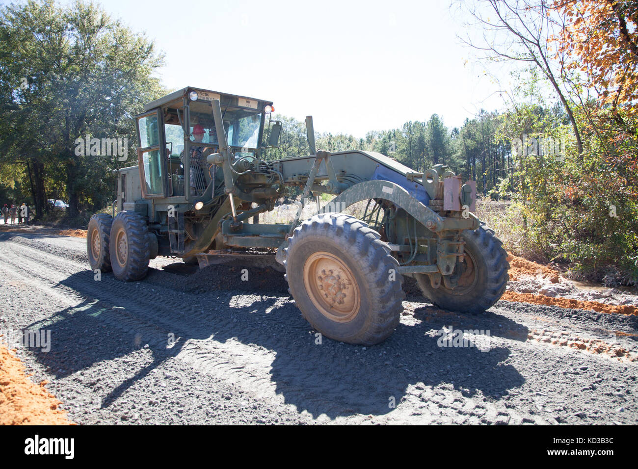 Us-Soldaten von 218 Regiment des South Carolina National Guard (Führung) Regional Training Institut Reparatur ein Abschnitt der Straße vom Hochwasser in Lexington County beschädigt, s.c., Oct. 20, 2015. Die jüngsten historischen Überschwemmung in s.c. verursacht Unterspülungen und schwere Schäden an der Infrastruktur in der gesamten Midlands, die dringend benötigte schnelle Reparaturen von Ingenieur Einheiten in den Grafschaften zu unterstützen und den normalen Betrieb wiederherzustellen. der South Carolina National Guard wurde aktiviert und County Emergency Management Agenturen und lokalen Ersthelfer als historische Hochwasser Auswirkungen Co zu unterstützen. Stockfoto