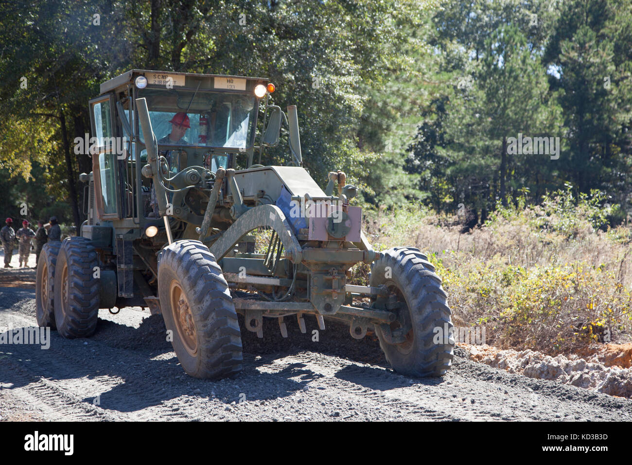 Us-Soldaten von 218 Regiment des South Carolina National Guard (Führung) Regional Training Institut Reparatur ein Abschnitt der Straße vom Hochwasser in Lexington County beschädigt, s.c., Oct. 20, 2015. Die jüngsten historischen Überschwemmung in s.c. verursacht Unterspülungen und schwere Schäden an der Infrastruktur in der gesamten Midlands, die dringend benötigte schnelle Reparaturen von Ingenieur Einheiten in den Grafschaften zu unterstützen und den normalen Betrieb wiederherzustellen. der South Carolina National Guard wurde aktiviert und County Emergency Management Agenturen und lokalen Ersthelfer als historische Hochwasser Auswirkungen Co zu unterstützen. Stockfoto