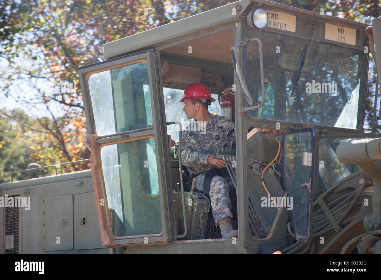Us-Soldaten von 218 Regiment des South Carolina National Guard (Führung) Regional Training Institut Reparatur ein Abschnitt der Straße vom Hochwasser in Lexington County beschädigt, s.c., Oct. 20, 2015. Die jüngsten historischen Überschwemmung in s.c. verursacht Unterspülungen und schwere Schäden an der Infrastruktur in der gesamten Midlands, die dringend benötigte schnelle Reparaturen von Ingenieur Einheiten in den Grafschaften zu unterstützen und den normalen Betrieb wiederherzustellen. der South Carolina National Guard wurde aktiviert und County Emergency Management Agenturen und lokalen Ersthelfer als historische Hochwasser Auswirkungen Co zu unterstützen. Stockfoto