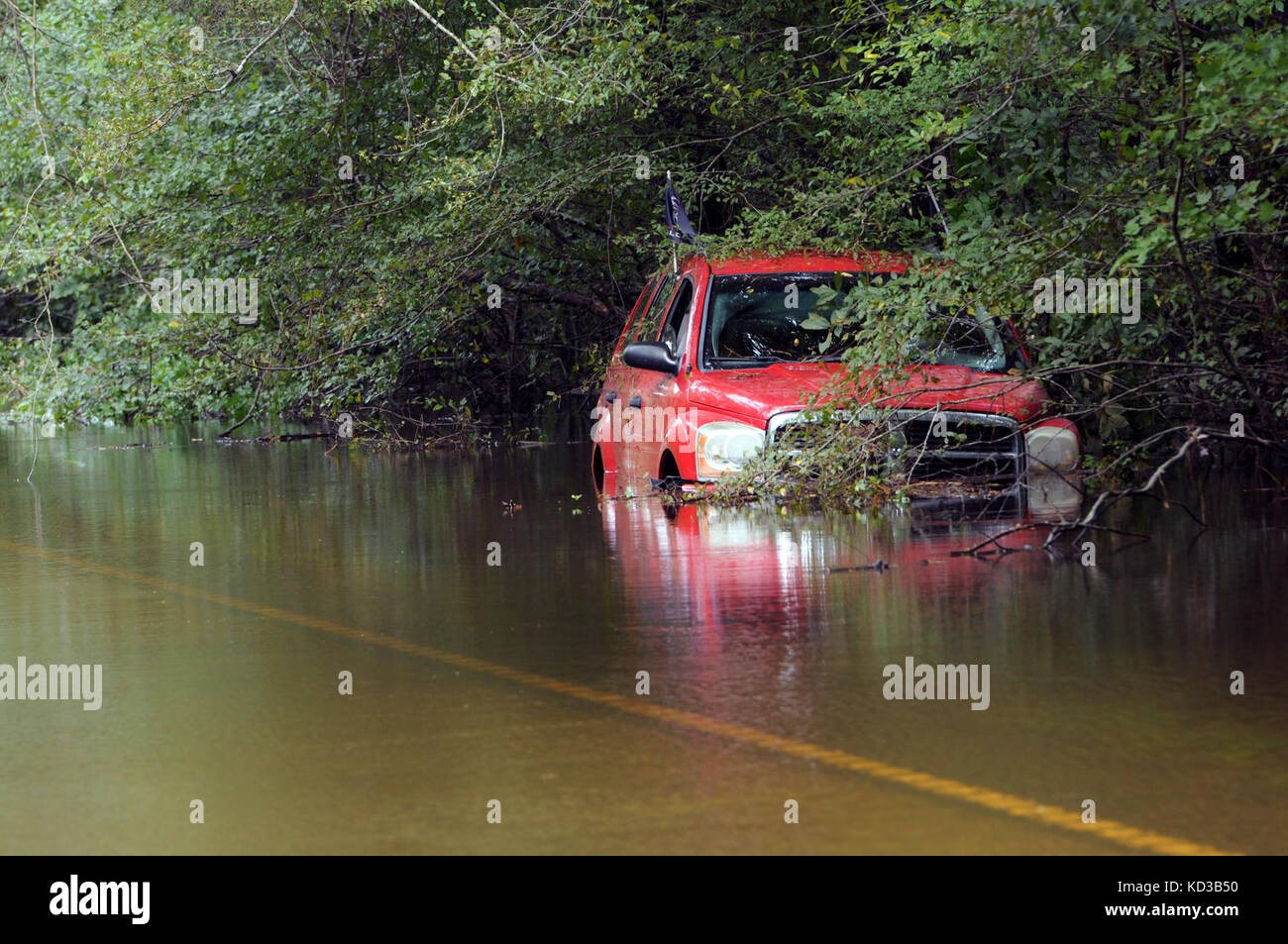 Fahrzeug auf der Autobahn 41 bei huger gestrandet, South Carolina, während der Aufzeichnung Niederschlagsmengen in den meisten Teilen von Nord- und Südkarolina, Oct. 5, 2015. (Foto von South Carolina Army National Guard Sgt. Josua s. Edwards). Stockfoto
