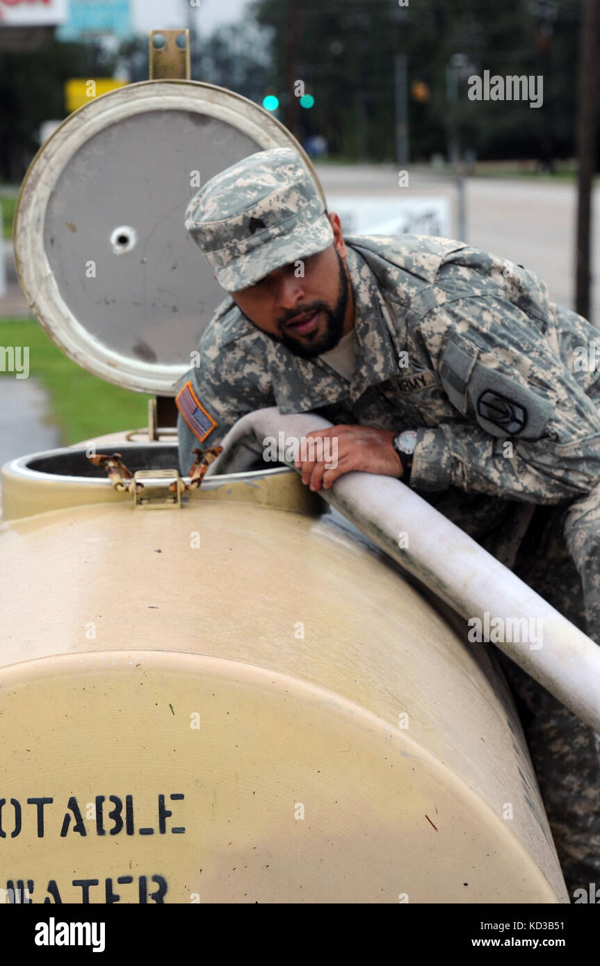 Us-Armee Sgt. Christian Avant, 1052Nd Transport unternehmen, füllt Trinkwasser Container, bei Flut Hilfsmaßnahmen in Kingstree, s.c., Oct. 5, 2015. (Foto von South Carolina Army National Guard Sgt. Josua s. Edwards). Stockfoto