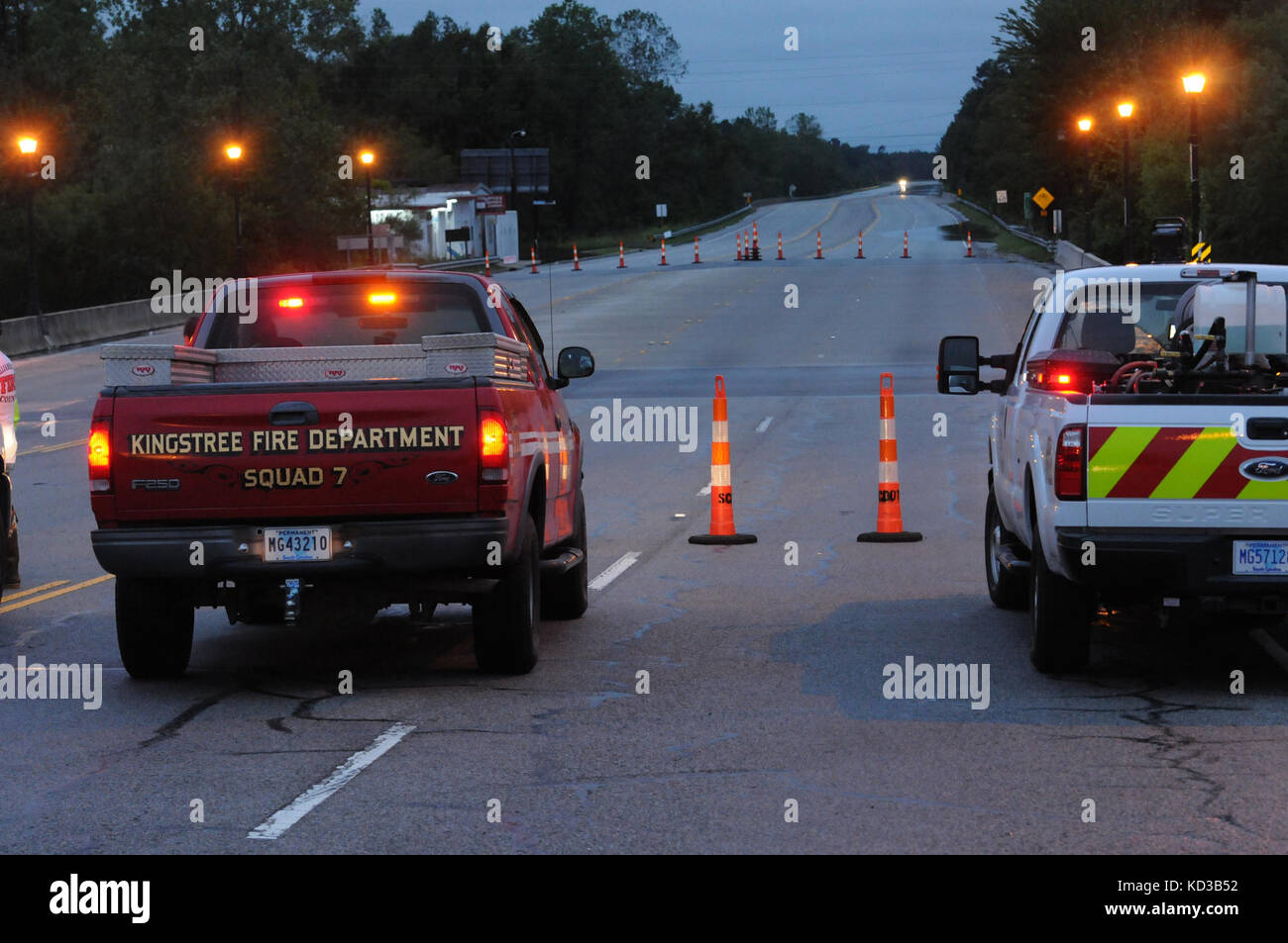 Emergency Management Beamten Monitor ändern Straße Zustand auf der Autobahn 261 in Kingstree, s.c., bei Mengen von Niederschlag in Teilen von North und South Carolina okt. 5, 2015. (Foto von South Carolina Army National Guard Sgt. Josua s. Edwards). Stockfoto