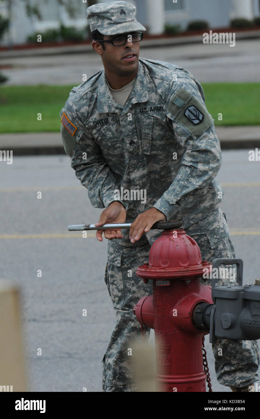 Us-Armee Sgt. Jerry Ortiz, 1052Nd Transport unternehmen, öffnet ein hydrant Trinkwasser Behälter zu füllen, während der Flut Hilfsmaßnahmen in Kingstree, s.c., Oct. 5, 2015. (Foto von South Carolina Army National Guard Sgt. Josua s. Edwards). Stockfoto