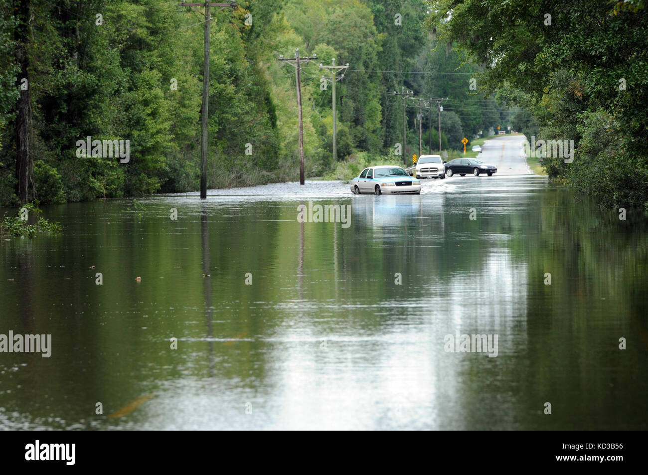 Fahrzeug gestrandet auf dem Highway 41 in Huger, South Carolina, während Rekordmengen von Niederschlägen in den meisten Teilen von Nord- und Süd-Carolina, 5. Oktober 2015. (Foto von South Carolina Army National Guard Sgt. Joshua S. Edwards) Stockfoto