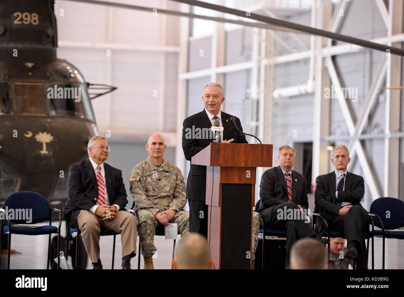 Dr. Keith Miller, Präsident von greenville Technical College spricht während der offiziellen Eröffnung der neuesten Südcarolina Army Aviation support Facility bei Donaldson Feld, Greenville, s.c., Feb. 19., 2014. Die s.c. National Guard, in Partnerschaft mit den greenville Technical College und die s.c. Technologie & Amp; Aviation Center eröffnen Der aasf, das Haus wird CH-47d/f Chinook und UH-72A Lakota Helicopters. Das gemeinsame Projekt greenville Technical College Kapazität für ihre Flugzeuge Instandhaltungsprogramm zu erhöhen, während gleichzeitig die s.c. Army National Guard mit Readiness center Stockfoto