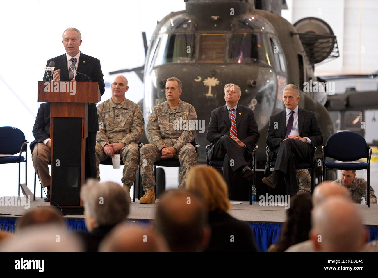 Dr. Keith Miller, Präsident von greenville Technical College spricht während der offiziellen Eröffnung der neuesten Südcarolina Army Aviation support Facility bei Donaldson Feld, Greenville, s.c., Feb. 19., 2014. Die s.c. National Guard, in Partnerschaft mit den greenville Technical College und die s.c. Technologie & Amp; Aviation Center eröffnen Der aasf, das Haus wird CH-47d/f Chinook und UH-72A Lakota Helicopters. Das gemeinsame Projekt greenville Technical College Kapazität für ihre Flugzeuge Instandhaltungsprogramm zu erhöhen, während gleichzeitig die s.c. Army National Guard mit Readiness center Stockfoto