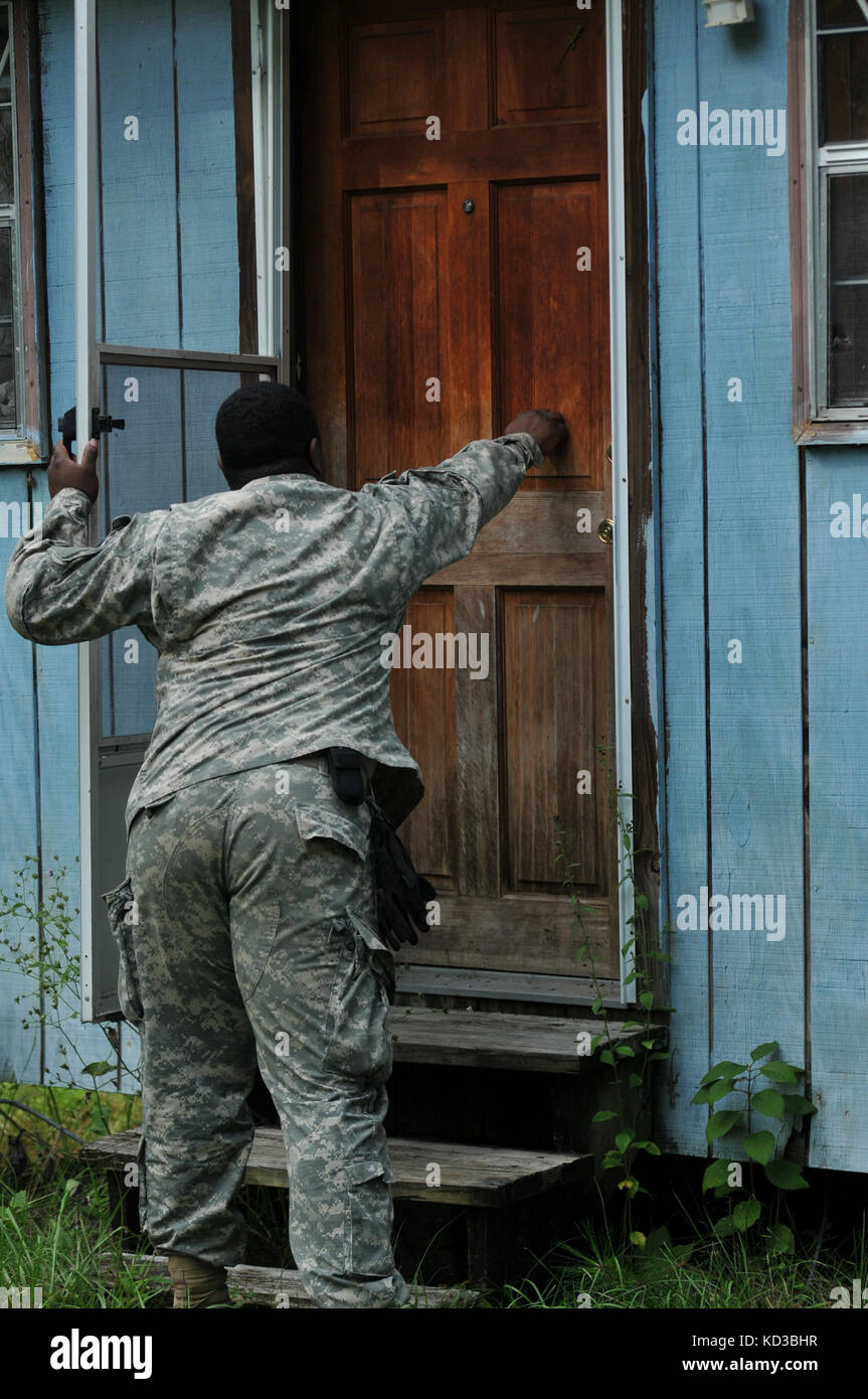 Ein Soldat mit Charlie Company, 1.BATAILLON, 118 Infanterie Regiment führt Tür-zu-Tür Gesundheit und Wellness Kontrollen in der Nähe von Adams, s.c., Oct. 9, 2015. (Foto von Army National Guard Sgt. Josua s. Edwards) Stockfoto