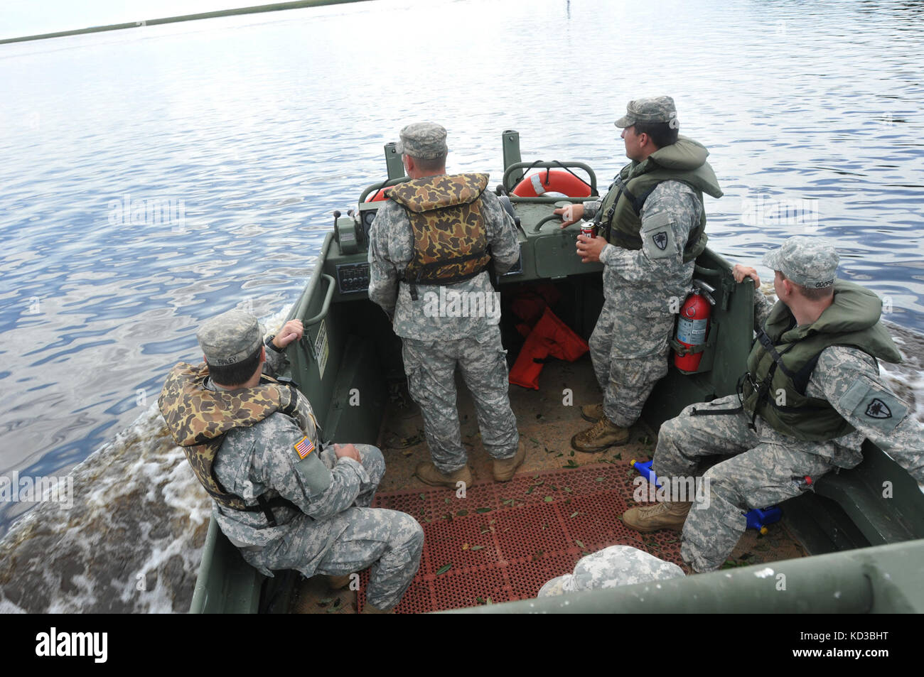 Soldaten aus den 125 multi-rolle Brücke unternehmen Navigieren auf den Intracoastal Waterway in der Nähe von mcclellanville, s.c., Oct. 10, 2015. (Foto von Army National Guard Sgt. Josua s. Edwards) Stockfoto