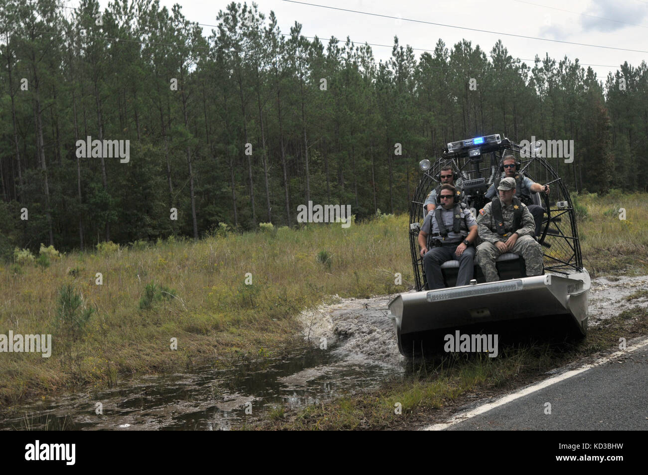 Ein Soldat mit Charlie Company, 1.BATAILLON, 118 Infanterie Regiment arbeiten eng mit airboat Besatzungen von Charleston County Sheriff während der Flut Antwort Operationen in der Nähe von Adams, s.c., Oct. 9, 2015. (Foto von Army National Guard Josua s. Edwards) Stockfoto