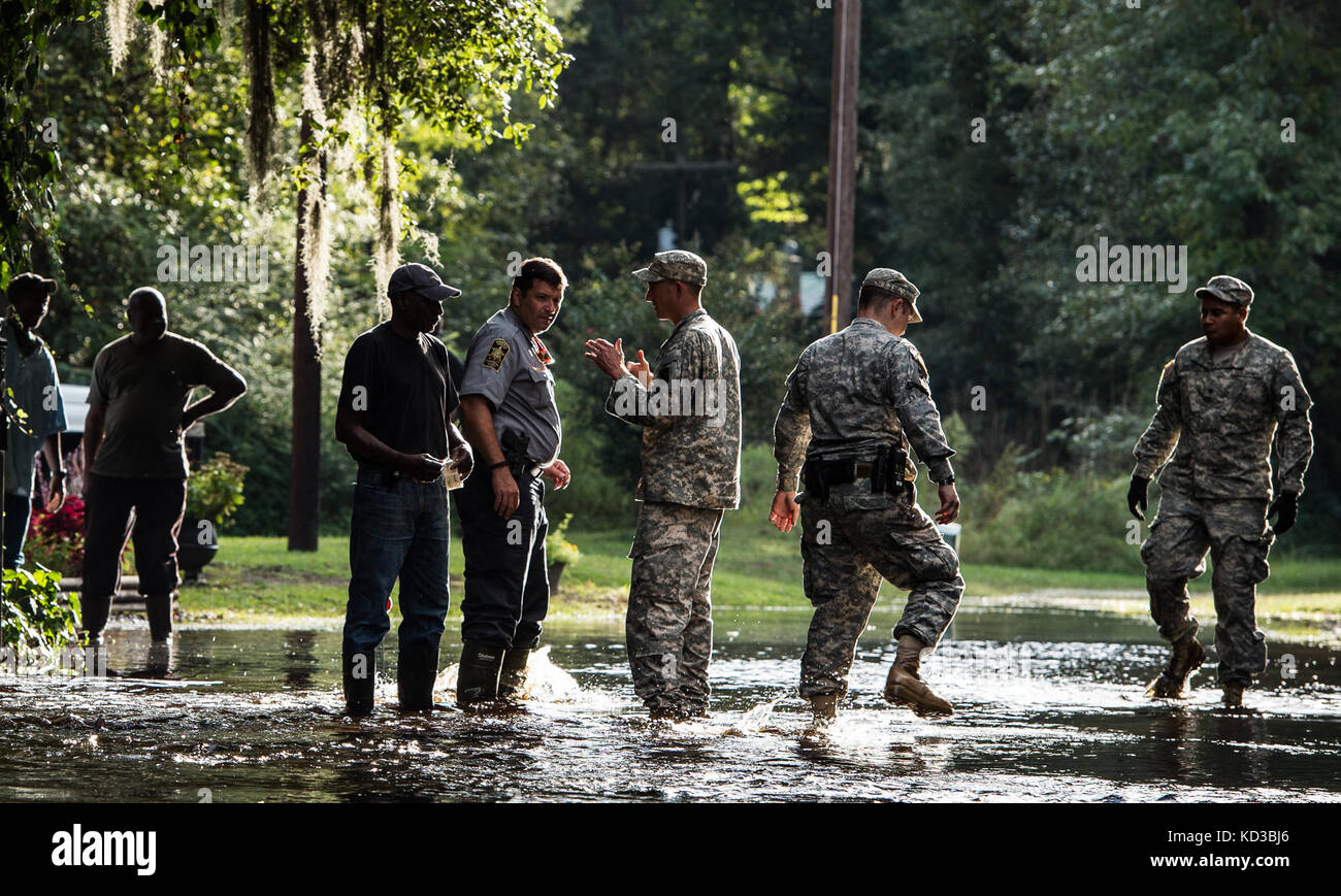 Mitglieder der Alpha Company, 1.BATAILLON, 118 Infanterie Regiment, Bereitstellung von Sandsäcken zu helfen, ein Anwohner ihre Eigenschaft Okt schützen. 9, in Parkers Ferry, s.c. (U.s. Air Force Foto: Staff Sgt. perry Aston/freigegeben) Stockfoto