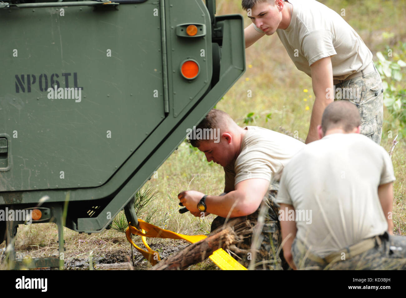 Soldaten vom 1.BATAILLON, 118 Infanterie Regiment, Charlie Company versuchen, eine schwere erweiterte Mobilität taktische Lkw, der in tiefem Schlamm während der Flut Antwort Betrieb in der Nähe von Adams blockiert wurde zu erholen, s.c., Oct. 9, 2015. (Foto von Army National Guard Sgt. Josua s. Edwards) Stockfoto
