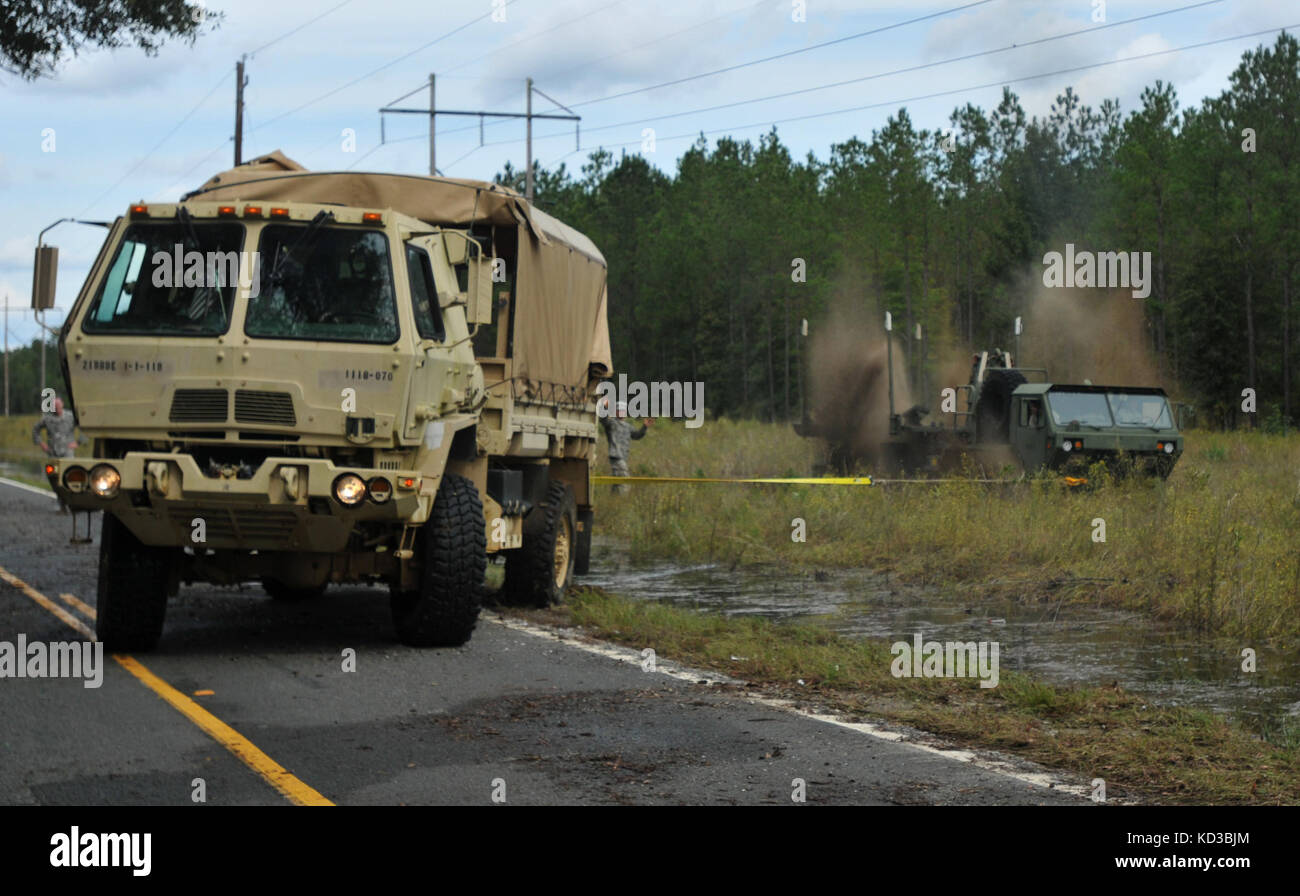 Soldaten vom 1.BATAILLON, 118 Infanterie Regiment, Charlie Company versuchen, eine schwere erweiterte Mobilität taktische Lkw, der in tiefem Schlamm während der Flut Antwort Betrieb in der Nähe von Adams blockiert wurde zu erholen, s.c., Oct. 9, 2015. (Foto von Army National Guard Sgt. Josua s. Edwards) Stockfoto
