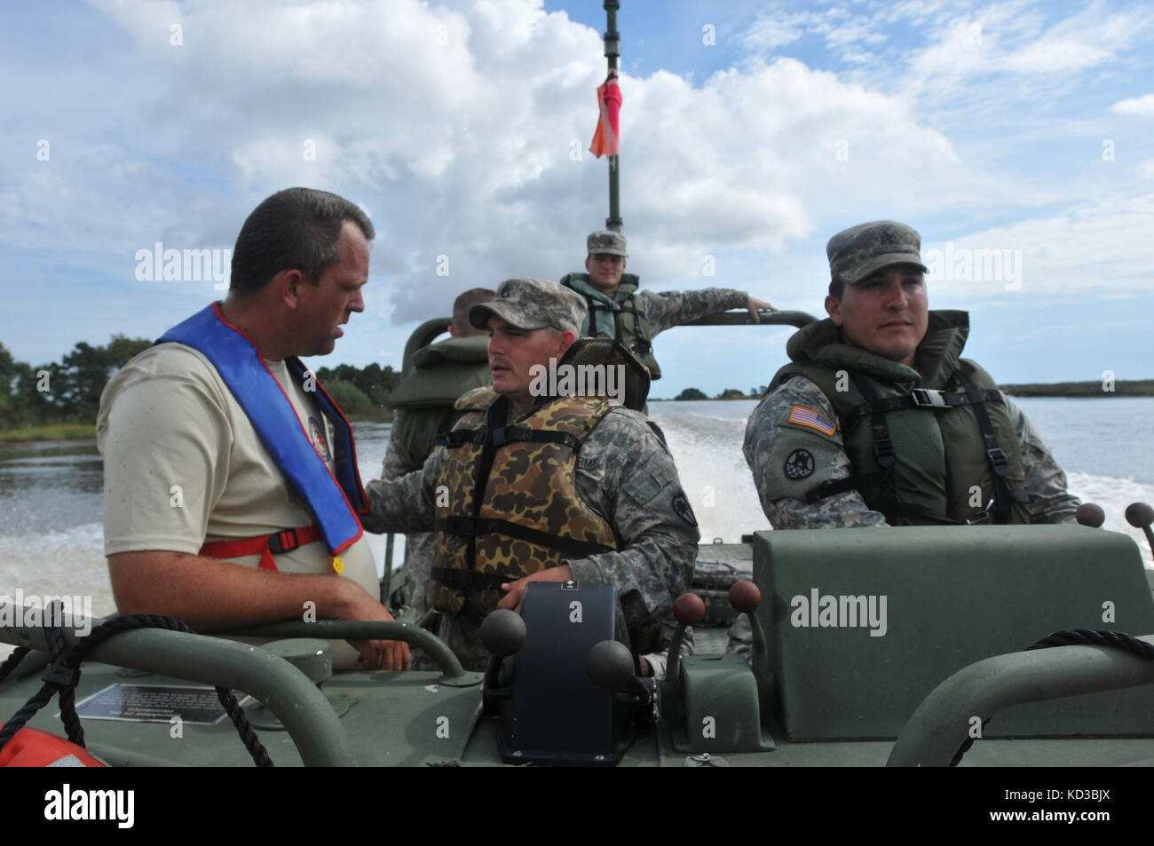 Staff Sgt. Thomas Epps, 125 multi-rolle Brücke Unternehmen spricht mit einem Charleston land Rescue Squad Mitglied während eines recon Mission auf den Intracoastal Waterway in der Nähe von mcclellanville, s.c., Oct 10, 2015. (Foto von Army National Guard Sgt. Josua s. Edwards) Stockfoto