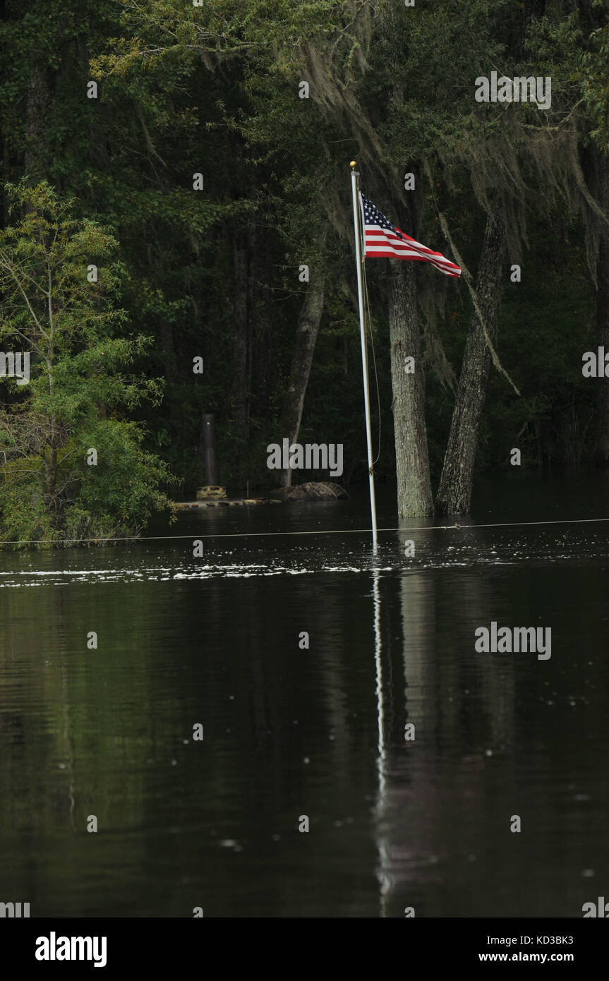 Eine amerikanische Flagge fliegt über den überschwemmten edisto River in der Nähe von Adams, s.c., Oct. 11, 2015. (Foto von Army National Guard Sgt. Josua s. Edwards) Stockfoto