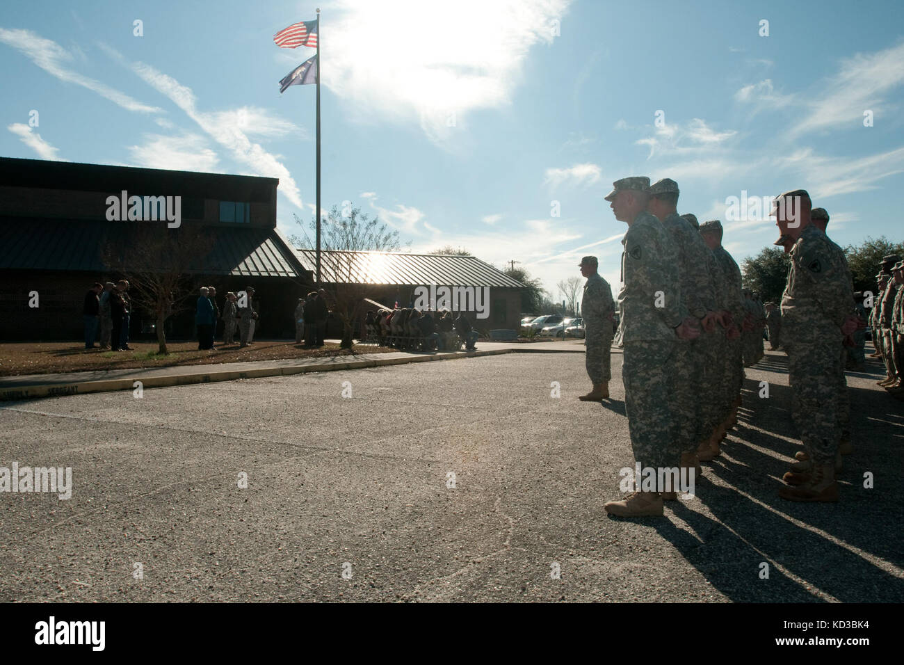 Timmonsville, s.c.--South Carolina Army National Guard, 133 Military Police Company aus timmonsville, s.c., ehren die drei Soldaten, die ihr Leben Juni 20, 2012 verloren, während die Bereitstellung der Provinz Khost, Afghanistan, vor der Gedenkstätte Einweihung jan. 4, 2013 außerhalb ihrer Waffenkammer. (National Guard Foto: Staff Sgt. tracci dorgan-freigegeben) Stockfoto