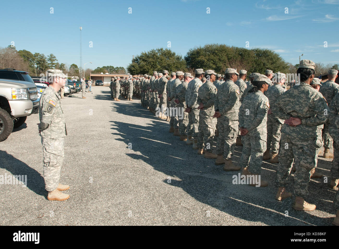 Timmonsville, s.c.--South Carolina Army National Guard, 133 Military Police Company aus timmonsville, s.c., ehren die drei Soldaten, die ihr Leben Juni 20, 2012 verloren, während die Bereitstellung der Provinz Khost, Afghanistan, vor der Gedenkstätte Einweihung jan. 4, 2013 außerhalb ihrer Waffenkammer. (National Guard Foto: Staff Sgt. tracci dorgan-freigegeben) Stockfoto