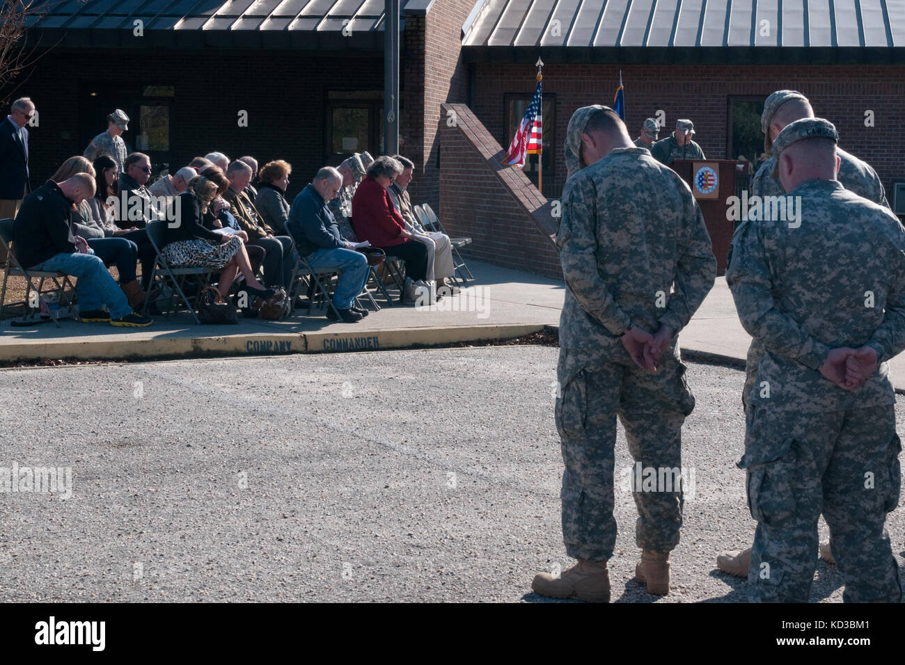 Timmonsville, s.c.--South Carolina Army National Guard, 133 Military Police Company aus timmonsville, s.c., ehren die drei Soldaten, die ihr Leben Juni 20, 2012 verloren, während die Bereitstellung der Provinz Khost, Afghanistan, vor der Gedenkstätte Einweihung jan. 4, 2013 außerhalb ihrer Waffenkammer. (National Guard Foto: Staff Sgt. tracci dorgan-freigegeben) Stockfoto