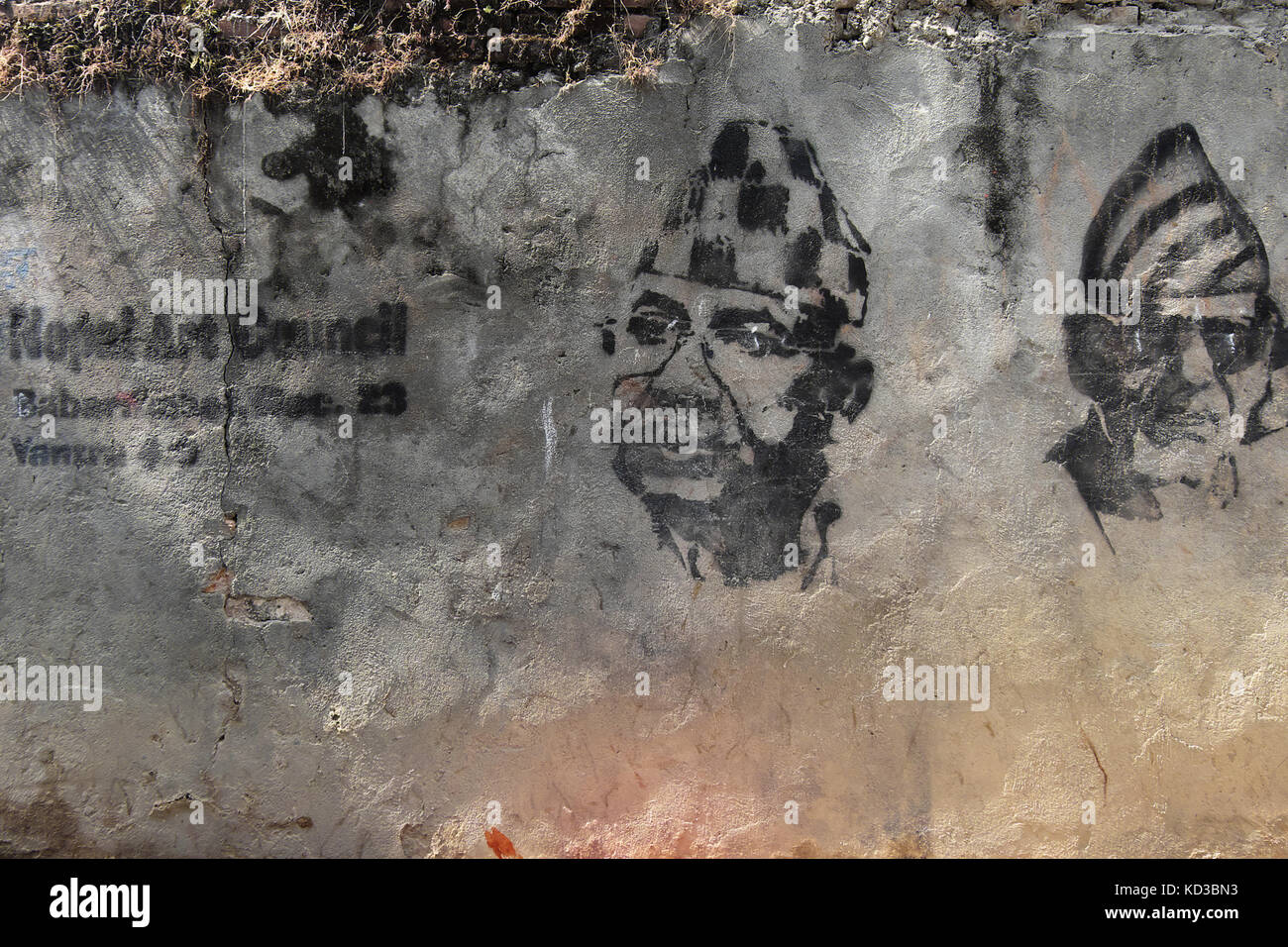 Graffiti in Kathmandu an einer unebenen Zementwand Stockfoto