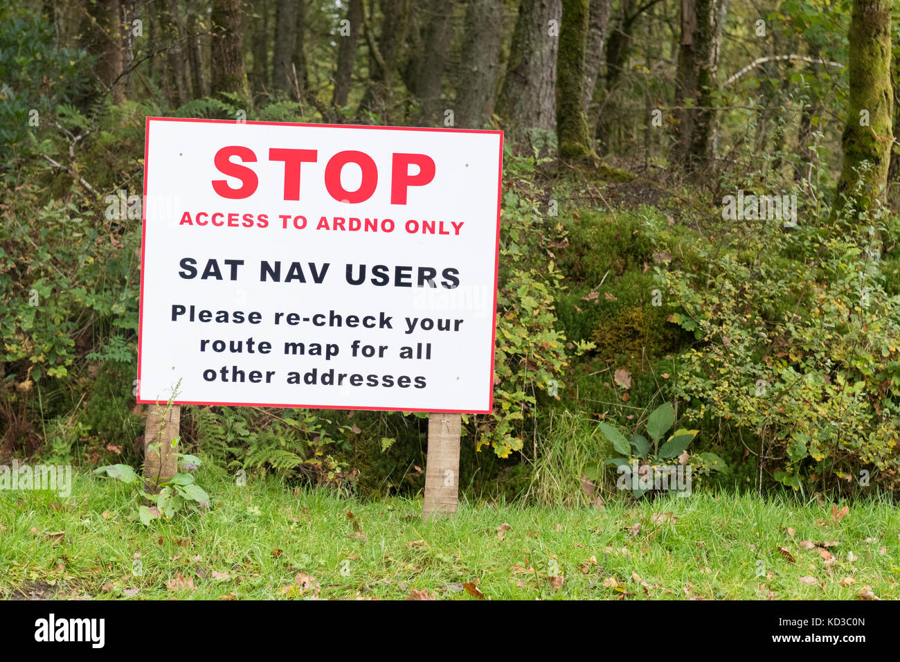 Satellitennavigationsbenutzer stoppen, Routenkartenschild prüfen, Ardno, Schottland, Großbritannien Stockfoto