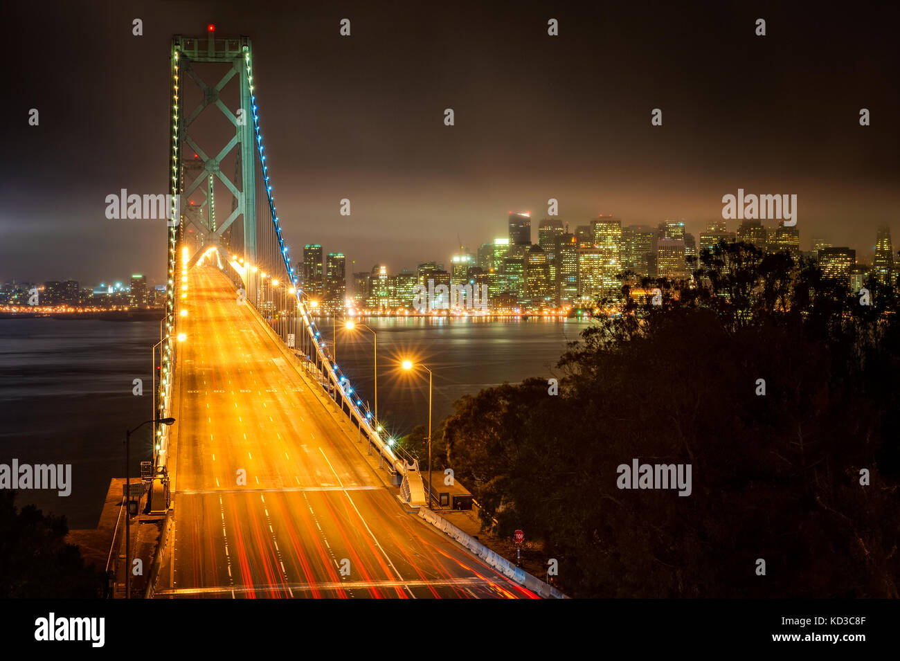 Bay Bridge und Skyline von San Francisco, Kalifornien, USA bei Nacht, von Yerba Buena Island aus gesehen Stockfoto