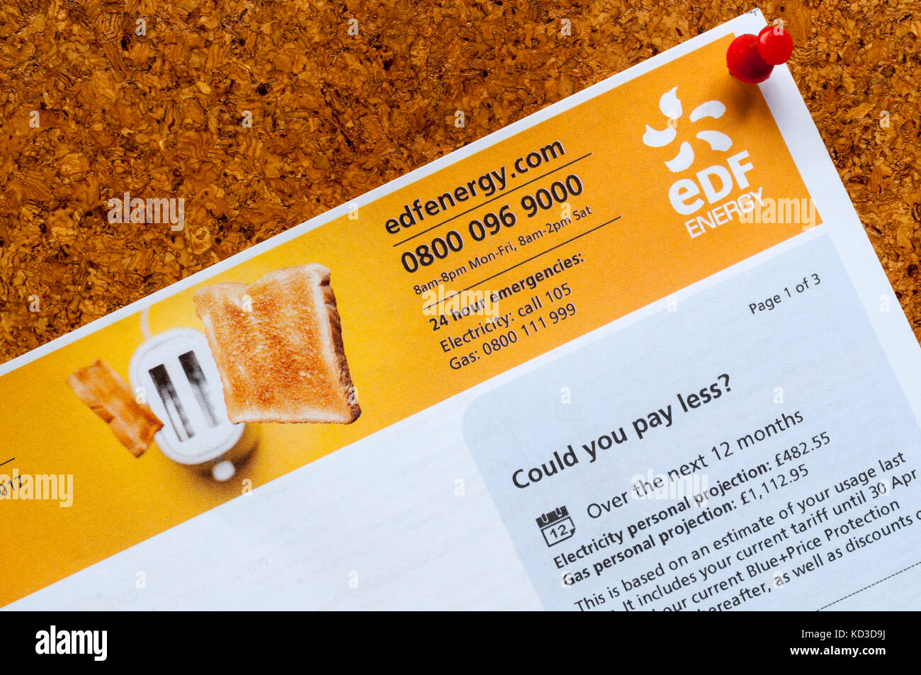 Ein EDF Energy Rechnung für Strom und Gas angeheftet zu einem noticeboard bereit zu zahlen. Stockfoto
