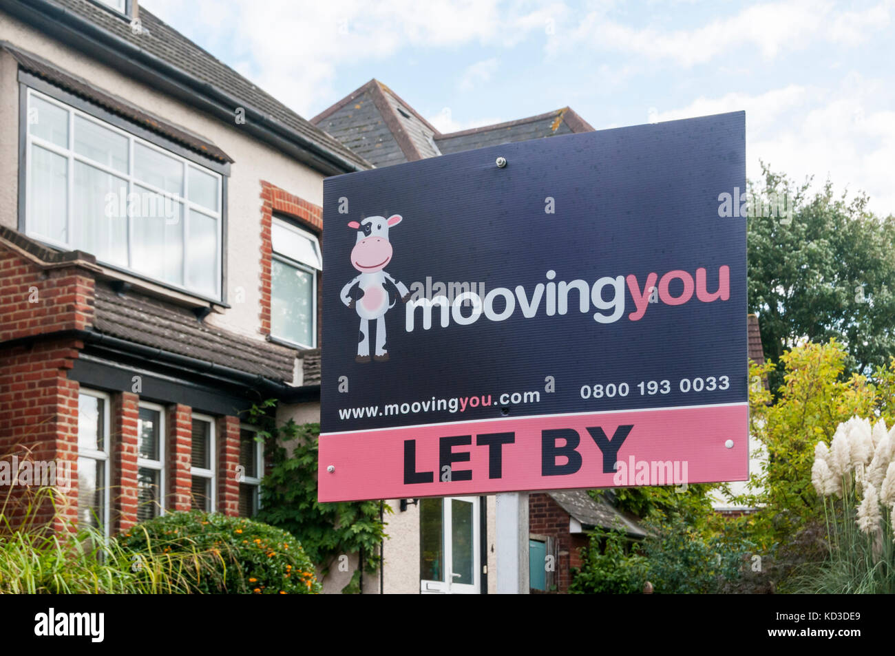 Ein Schild an einem Haus lassen sie durch Sie oder Mooving Moovingyou.com online Immobilien. Stockfoto