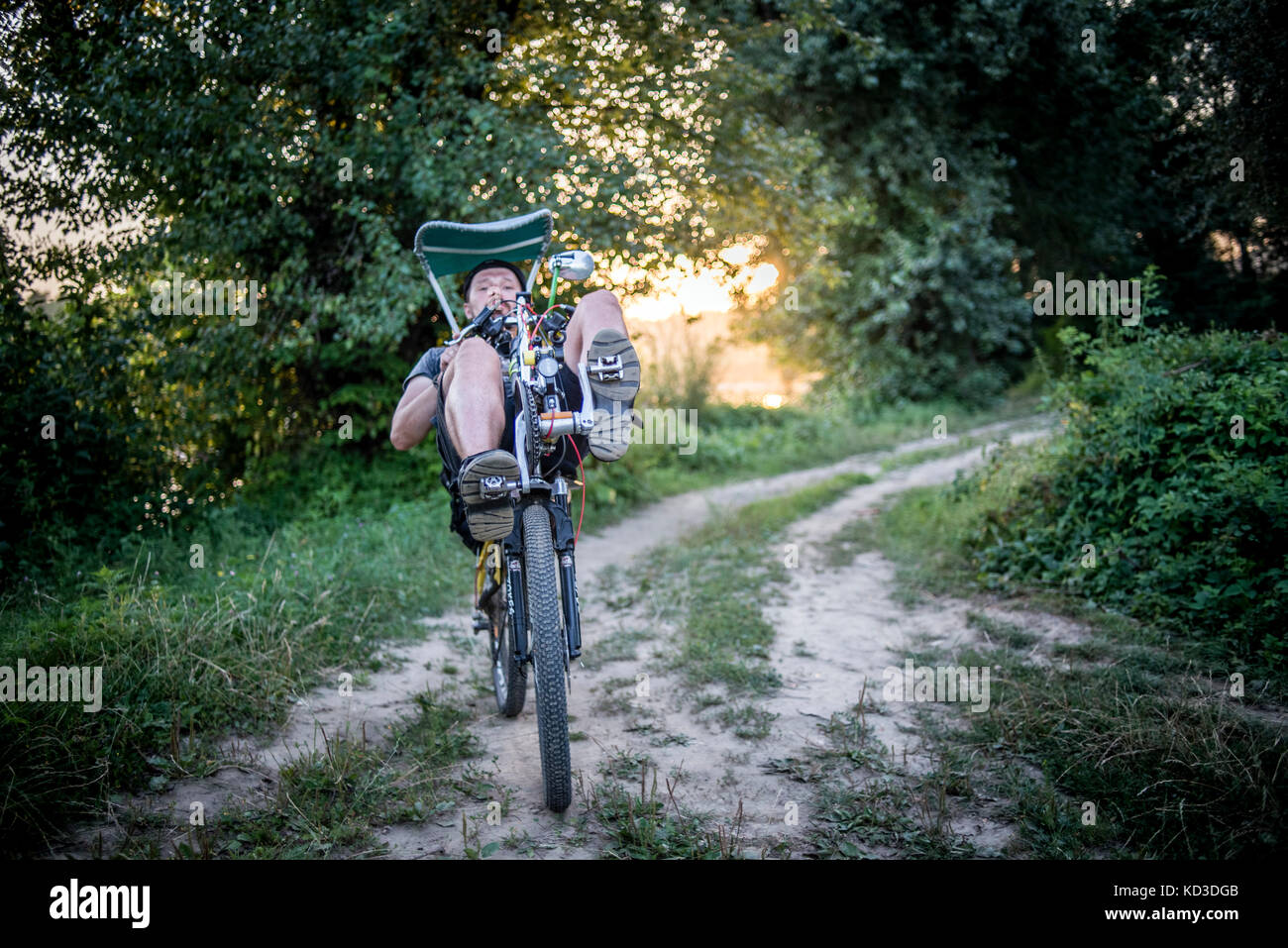 Die Teilnehmer der jährlichen camp von Fahrrad Konstruktoren während der Bike Rally in den Karpaten und Transkarpatien, Ukraine Am 1. - 11. August 2017. Die Teilnehmer an der Kundgebung auf sich nahm - Fahrzeugen. Es waren 8 Teilnehmer im Camp einschließlich der Vertreter der besetzten Republik Krim in diesem Jahr. Stockfoto