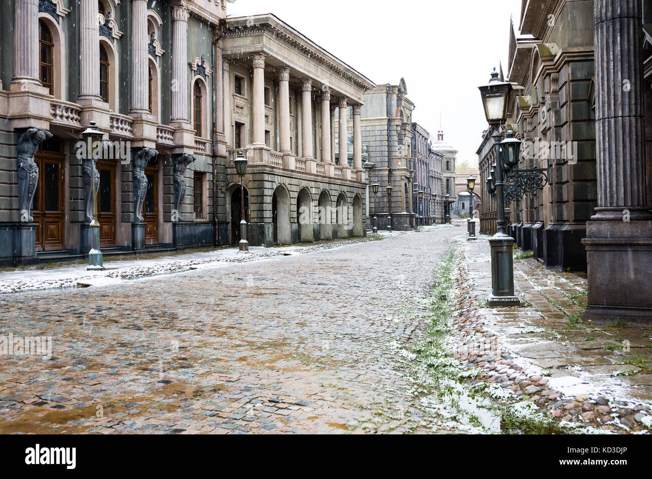 Architektur des 19. Jahrhunderts. Skulpturen schmücken das Haus in Sankt-Petersburg, Russland Stockfoto