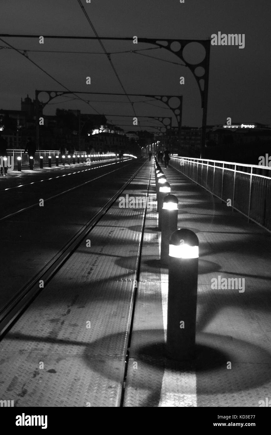 Lichter und Straßenbahn Linien über den Dom Luis I Brücke, Porto, Portugal Stockfoto