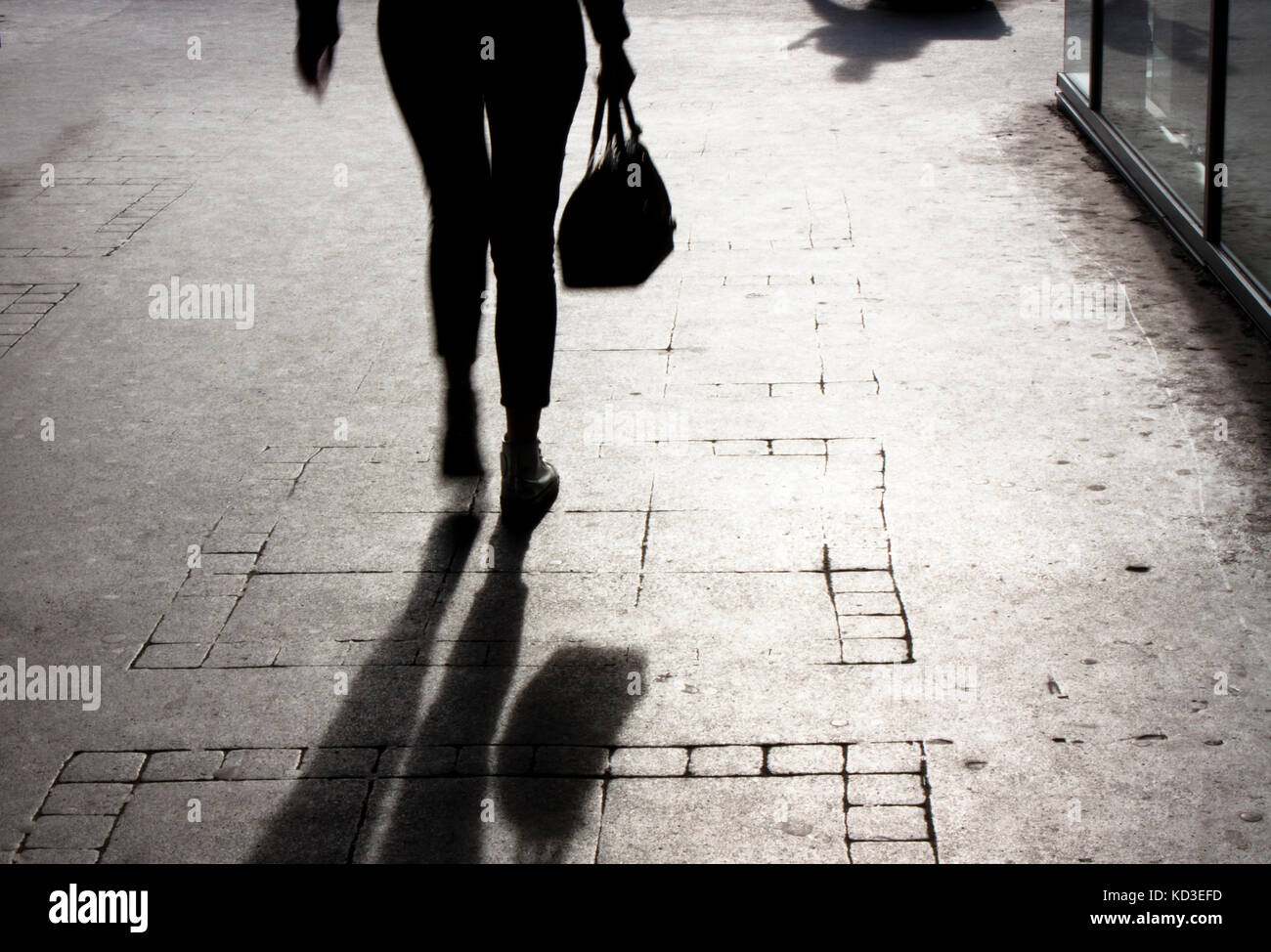 Blurry junge Frau mit Handtasche allein zu Fuß auf Stadt, in Schwarz und Weiß Stockfoto