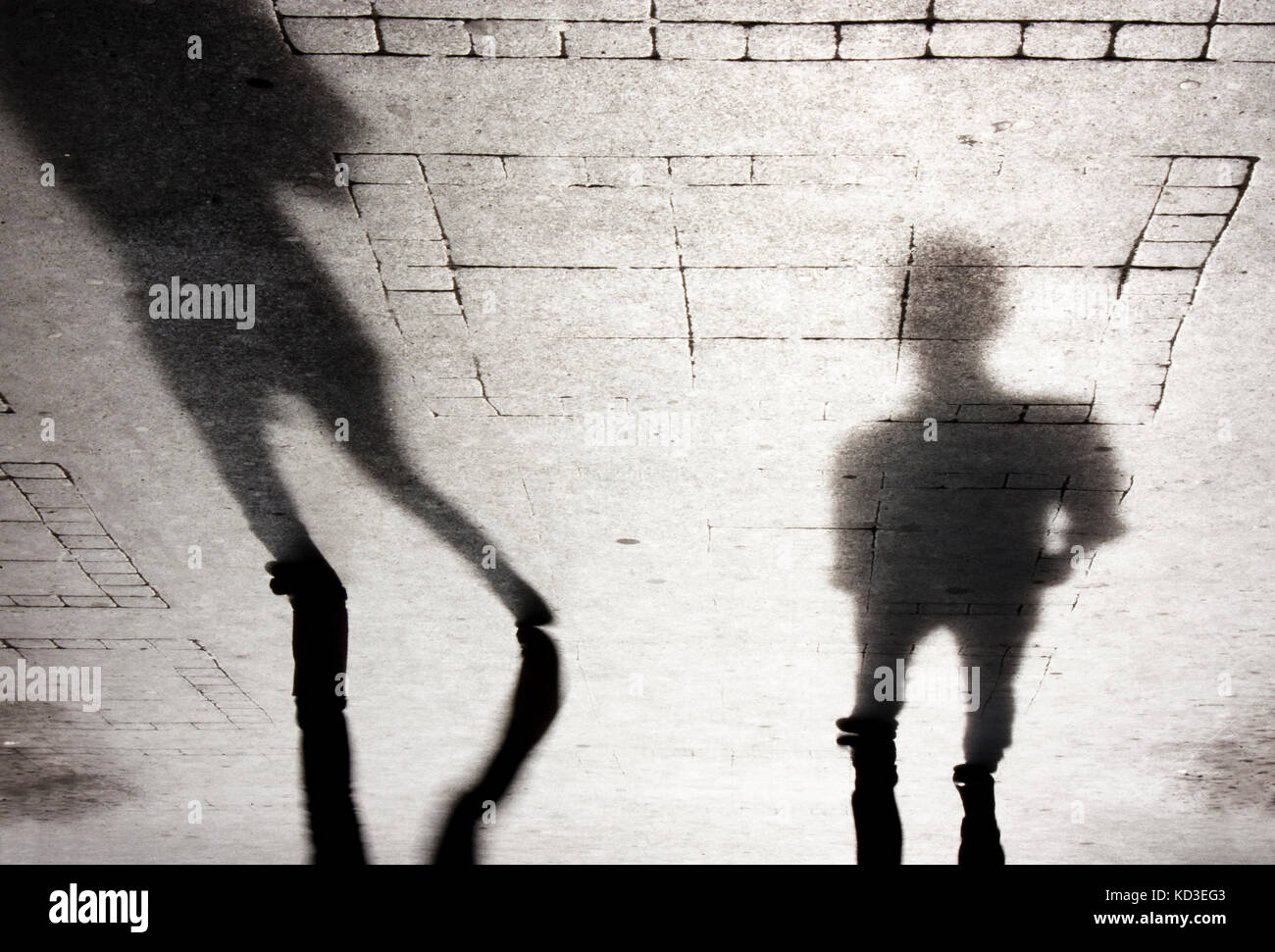 Nach oben Schatten der zwei Person auf Stadt Bürgersteig in Schwarz und Weiß Stockfoto