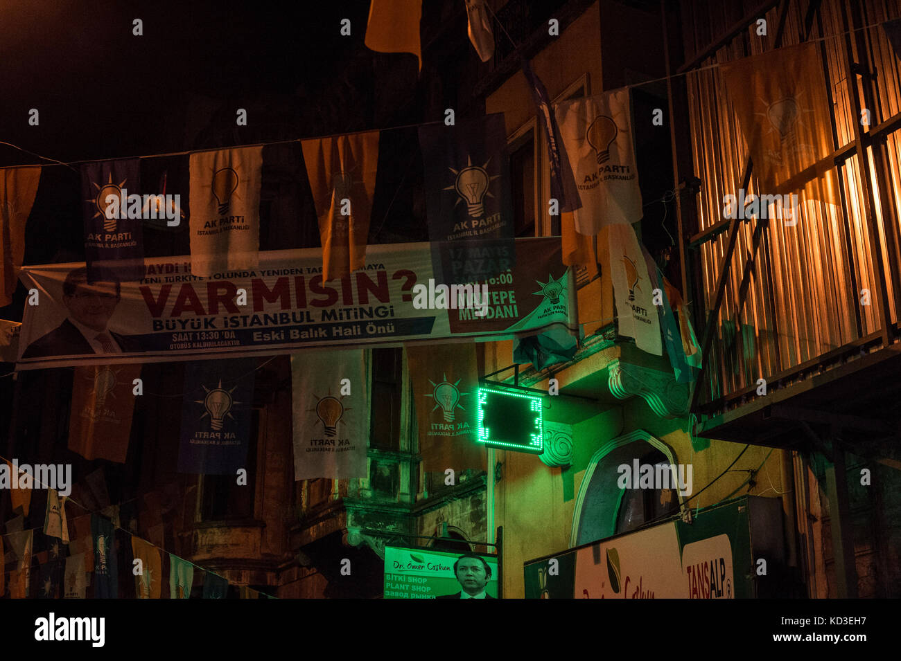 Le 19 Mai 2015 à Istanbul, Turquie, vue d'une rue la nuit dans le quartier de Fatih. Am 19. Mai 2015 in Istanbul, Türkei, Blick auf eine Straße in der Nacht i Stockfoto