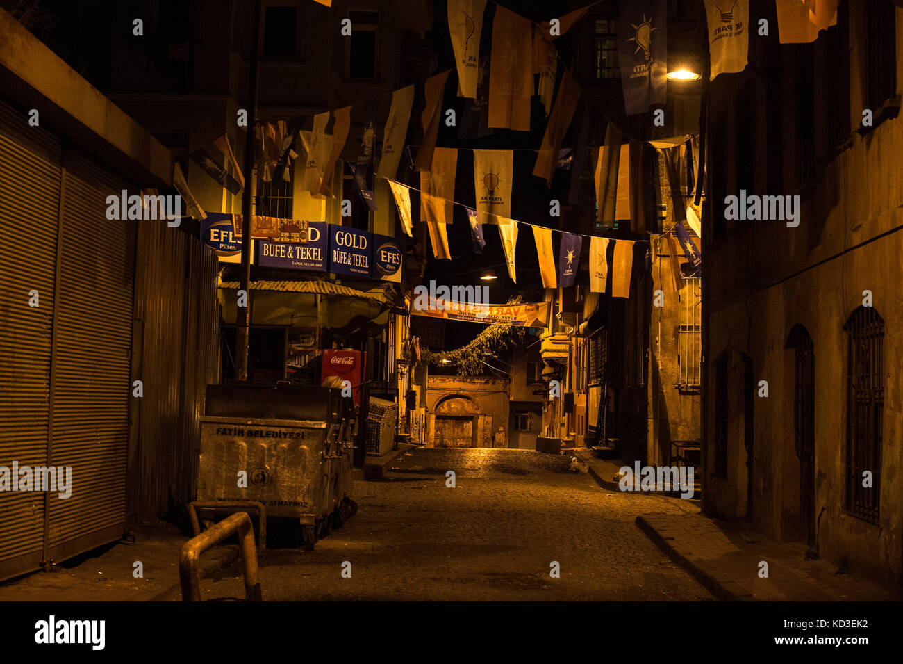 Le 19 Mai 2015 à Istanbul, Turquie, vue d'une rue la nuit dans le quartier de Fatih.am 19. Mai 2015 in Istanbul, Türkei, Blick auf eine Straße bei Nacht in Stockfoto