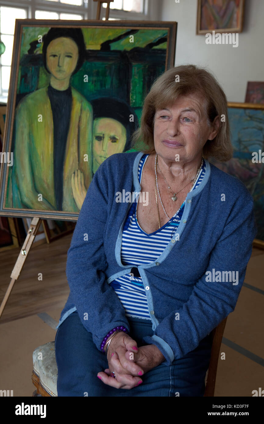 Holocaust Survivor und Interpret Alicia Melamed Adams mit ihrer Malerei in ihrem Atelier in London, Großbritannien Stockfoto