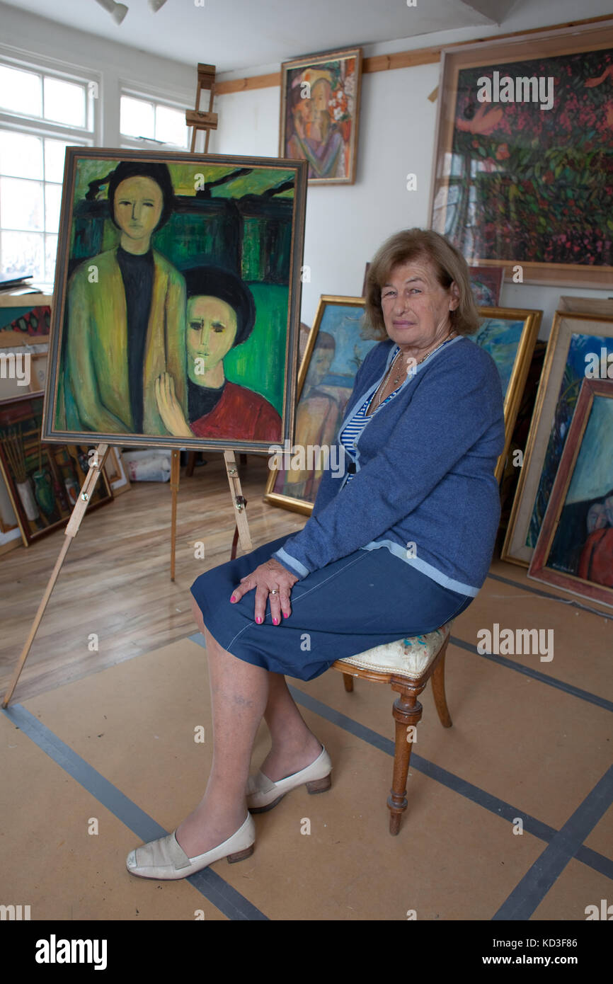 Holocaust Survivor und Interpret Alicia Melamed Adams mit ihrer Malerei in ihrem Atelier in London, Großbritannien Stockfoto