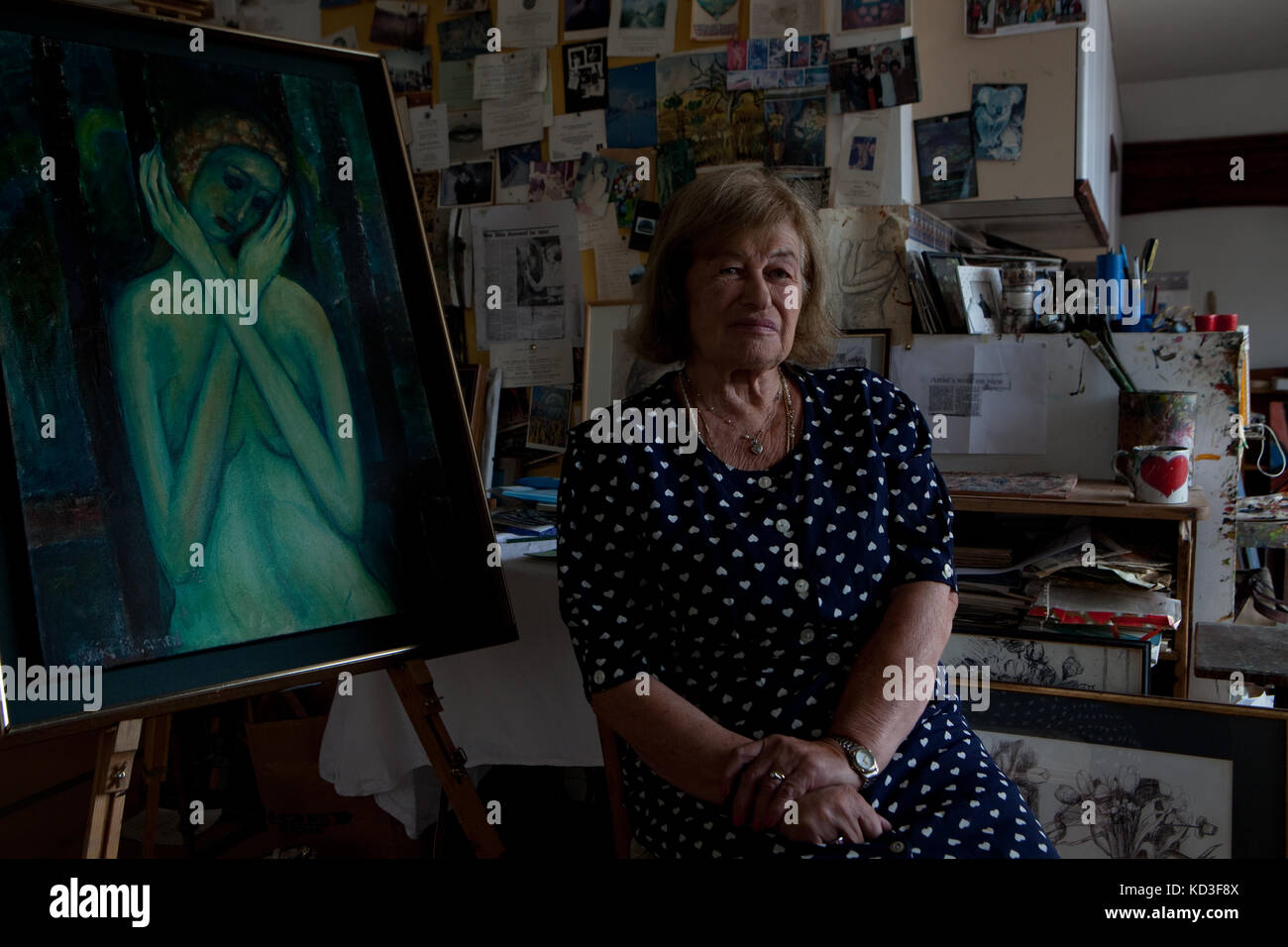 Holocaust Survivor und Interpret Alicia Melamed Adams mit ihrer Malerei "Trauer" zeigt sich von den Nazis inhaftiert. In ihrem Atelier in London, Großbritannien Stockfoto