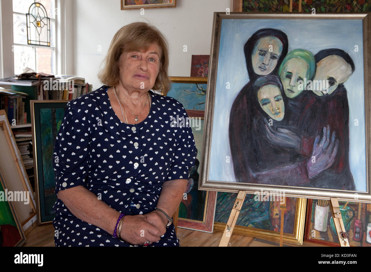 Holocaust Survivor und Interpret Alicia Melamed Adams mit ihrer Malerei 'Abschied' in ihrem Atelier in London Stockfoto