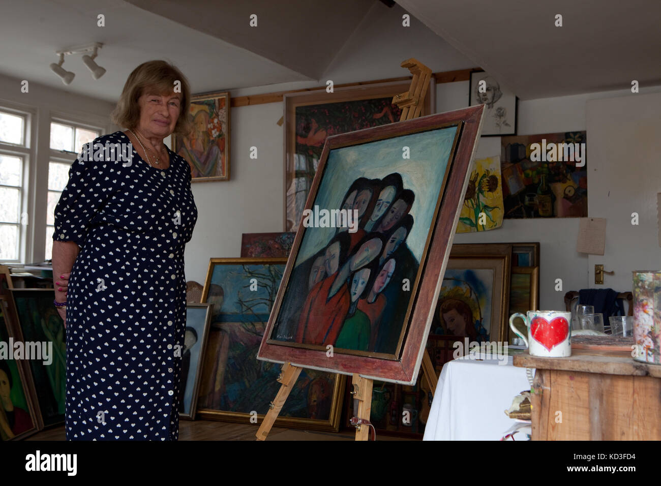 Holocaust Survivor und Interpret Alicia Melamed Adams mit ihrem Gemälde "Der Flüchtlinge in ihrem Atelier in London Stockfoto