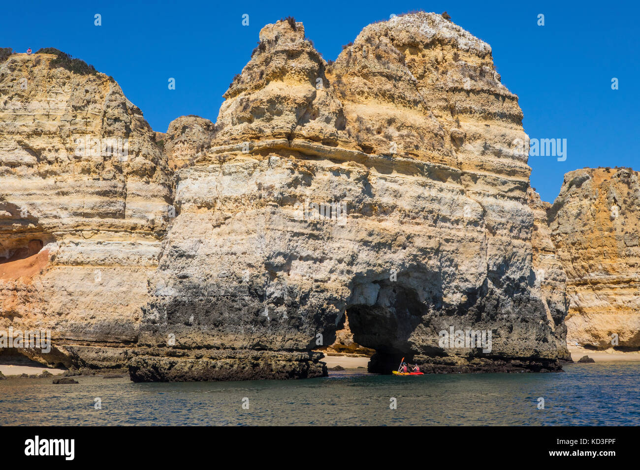 Portugal - 12. September 2017: Eine Bootsfahrt die Erkundung der Höhlen und Grotten von Lagos an der Algarve, Portugal, am 12. September 2017. Stockfoto