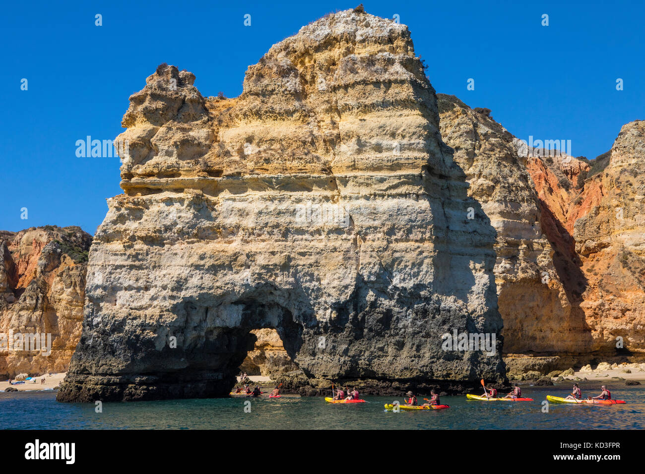 Portugal - 12. September 2017: Eine Bootsfahrt die Erkundung der Höhlen und Grotten von Lagos an der Algarve, Portugal, am 12. September 2017. Stockfoto
