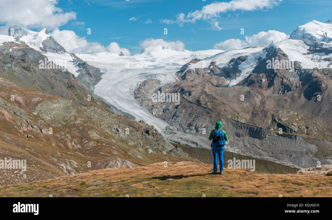 Wanderer Blicke aus dem unterrothorn am Findelgletscher, Gletscherzunge, Zermatt, Wallis, Schweiz Stockfoto