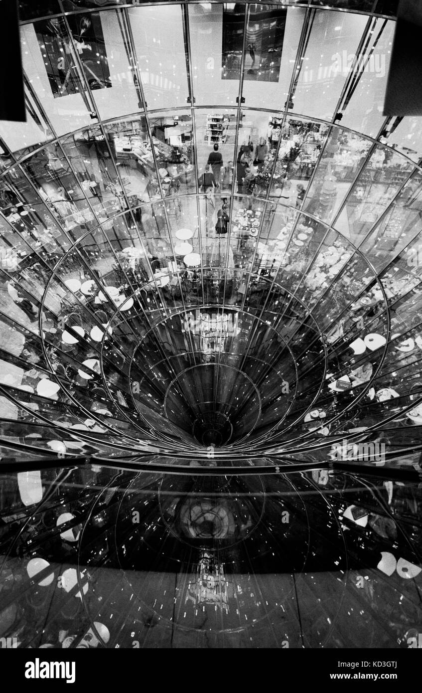 GALERIES LAFAYETTE BERLIN - zentrale GLASHALLE UND RESTAURANT BEREICH IN den Galeries Lafayette Berlin, entworfen von Jean Nouvel - SILBER FILM © Frédéric BEAUMONT Stockfoto