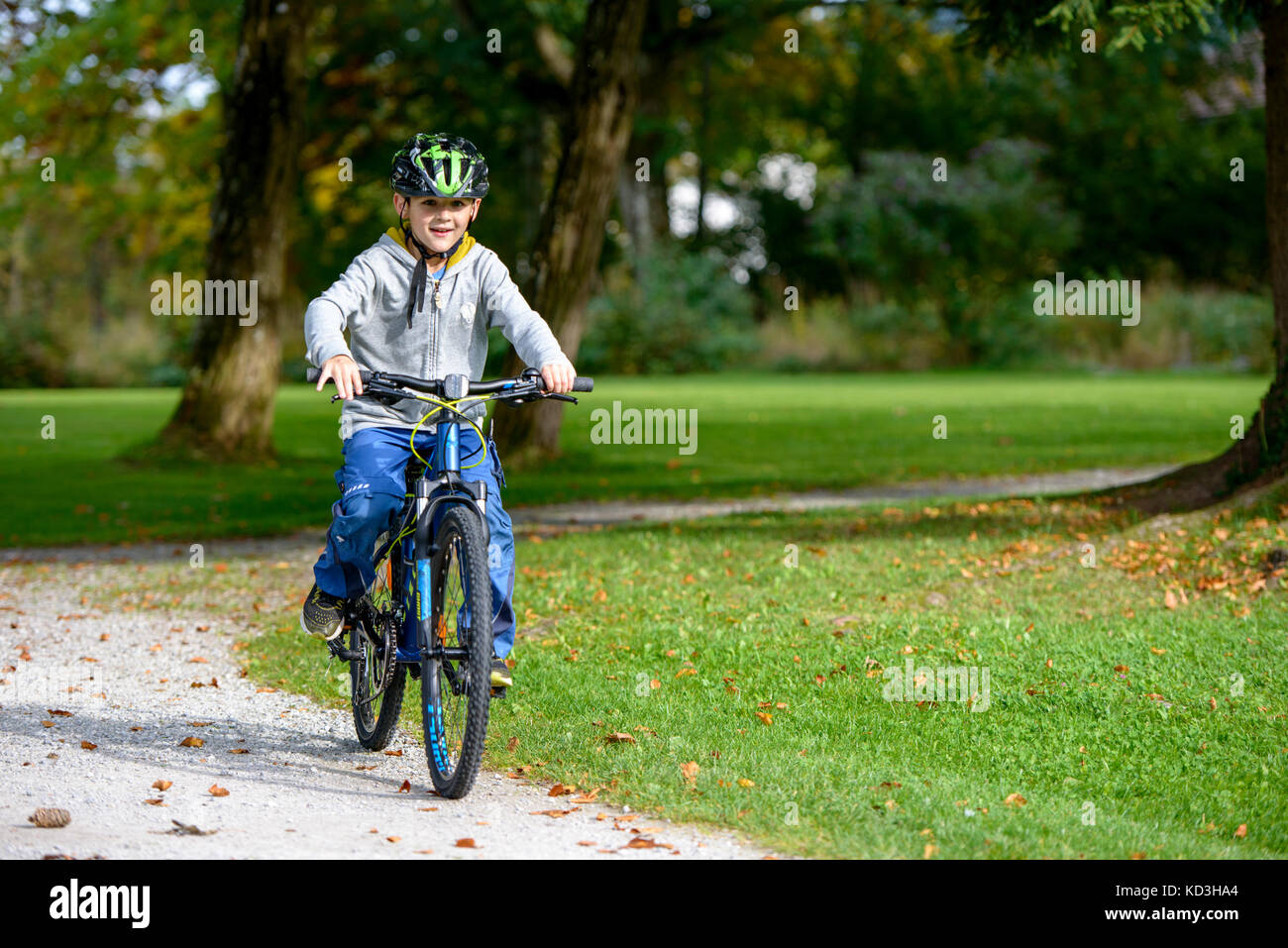Junge, Kind mit Helm während der Fahrt, Bayern, Bayern, Deutschland Stockfoto