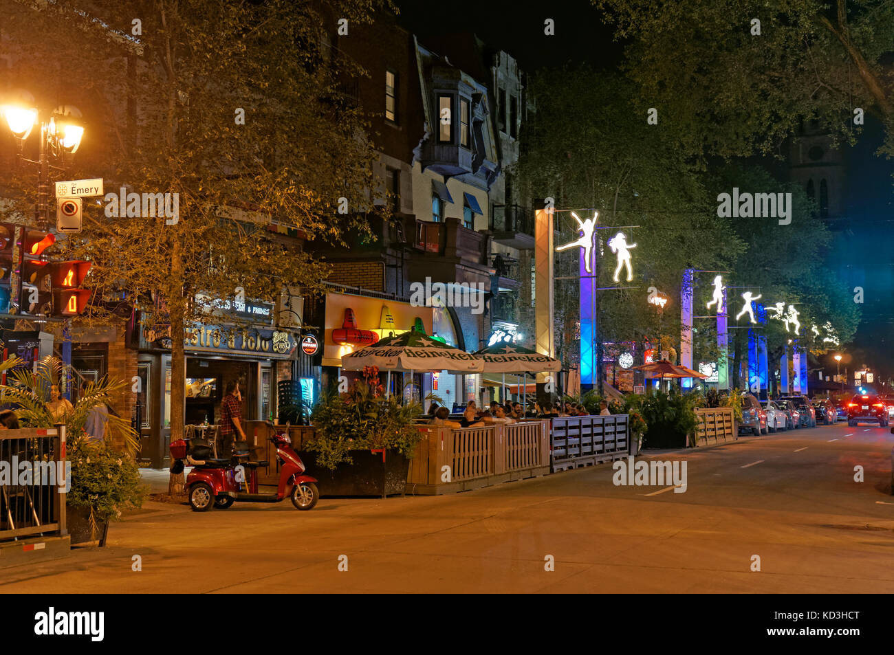 Menschen sitzen und Reden in Restaurants und Bistros in der Rue Saint Denis Street, Latin, Quartier Latin, Montreal, Quebec, Kanada Stockfoto