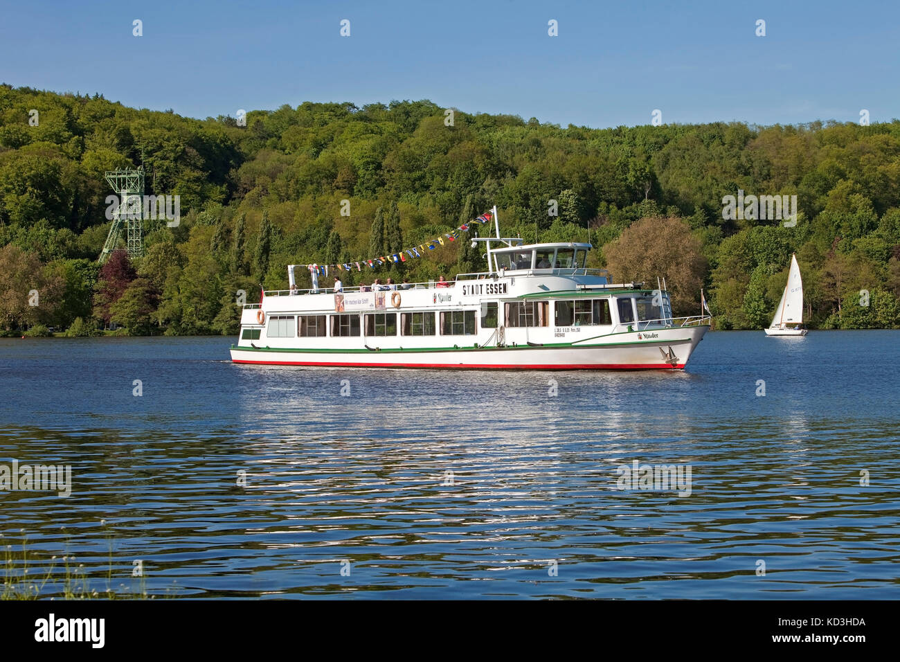 Ausflugsboot der Stadt Essen, Baldeney-See mit ford-Gerüst der Zeche Carl Funke, Essen, Ruhrgebiet, Nordrhein-Westfalen Stockfoto