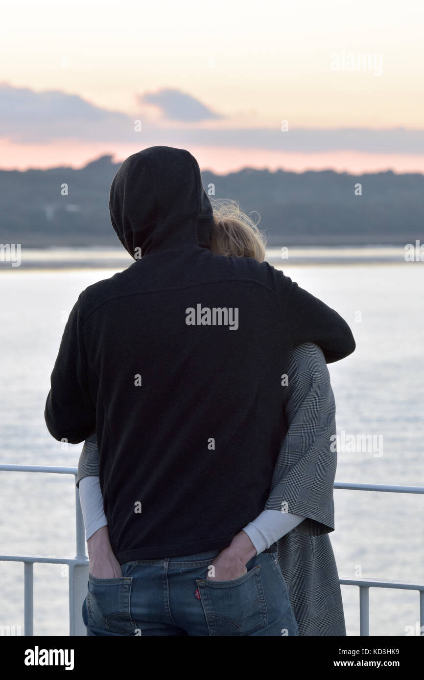 Ein junges Paar auf einem Schiff auf das Meer auf der Insel Wight Fähre nach cowes. Stockfoto