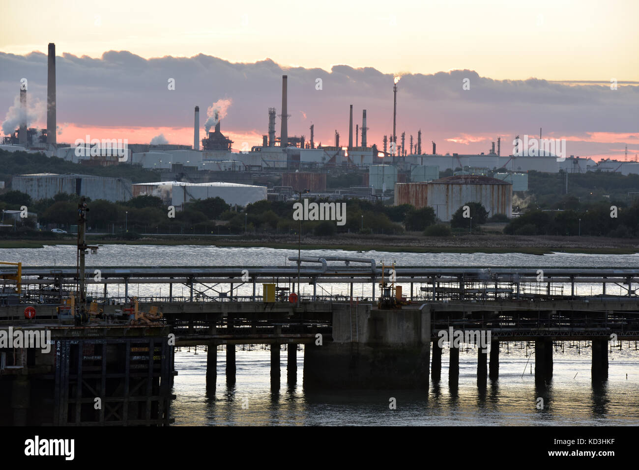 Sonnenuntergang über Esso Fawley Ölraffinerie, fawley, Southampton, UK. Stockfoto