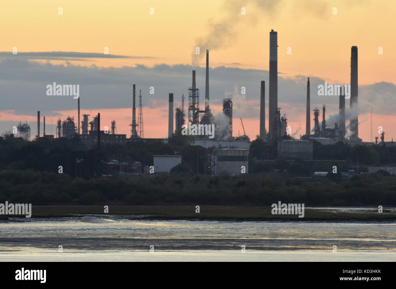 Sonnenuntergang über Esso Fawley Ölraffinerie, fawley, Southampton, UK. Stockfoto