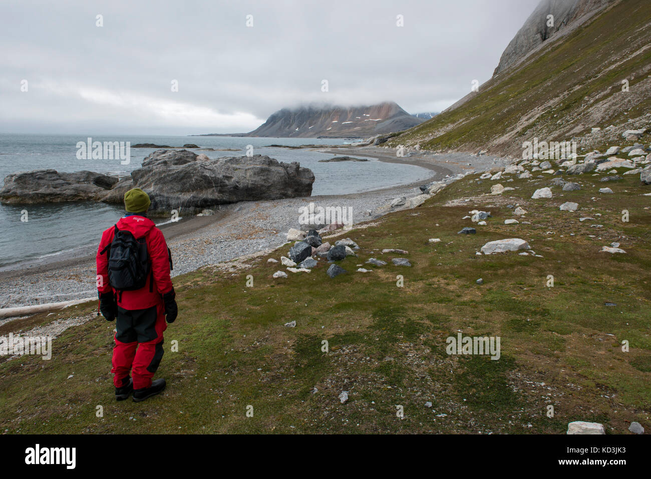 Norwegen, Spitzbergen, Spitzbergen, Nationalpark Südspitzbergen. Hornsund, Gnalodden. Abenteuer Touristen erkunden abgelegene Küste. Stockfoto