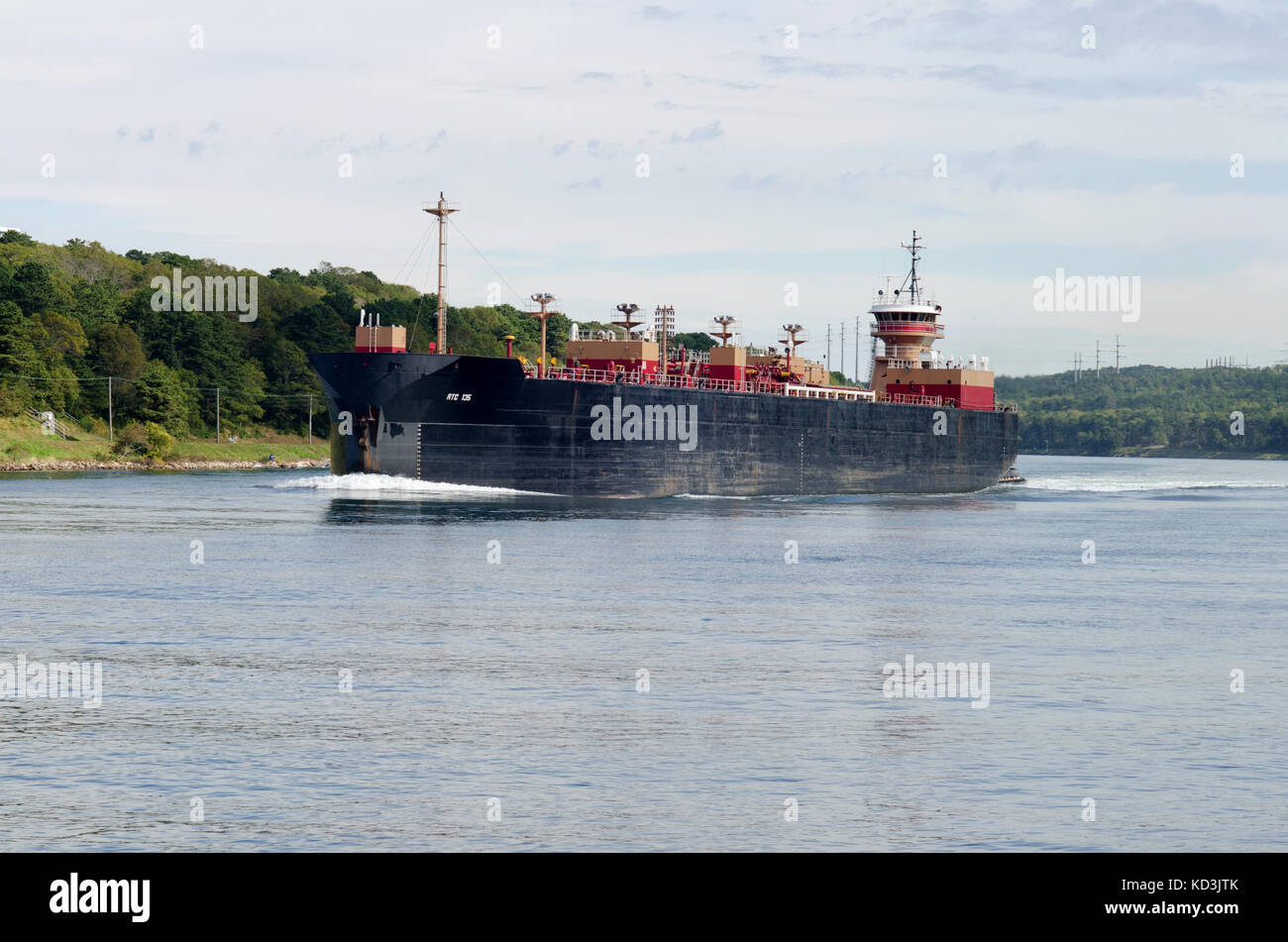 Kraftstoff barge Navigieren in Cape Cod Canal durch Tugboat geschoben, USA Stockfoto